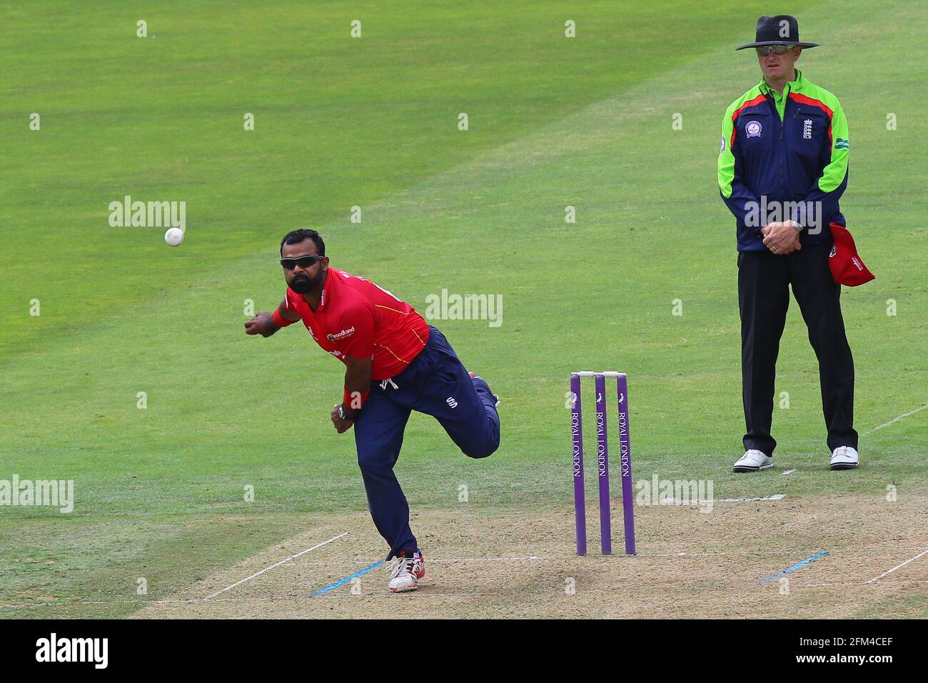 Ashar Zaidi in bowling action for Essex during Middlesex vs Essex Eagles, Royal London One-Day Cup Cricket at Lord's Cricket Ground on 31st July 2016 Stock Photo