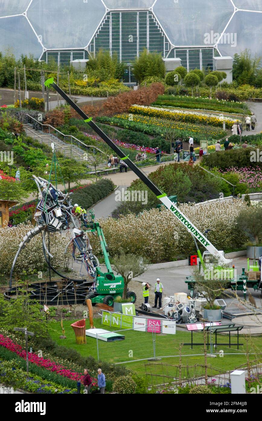 Weee man sculpture eden project hires stock photography and images Alamy