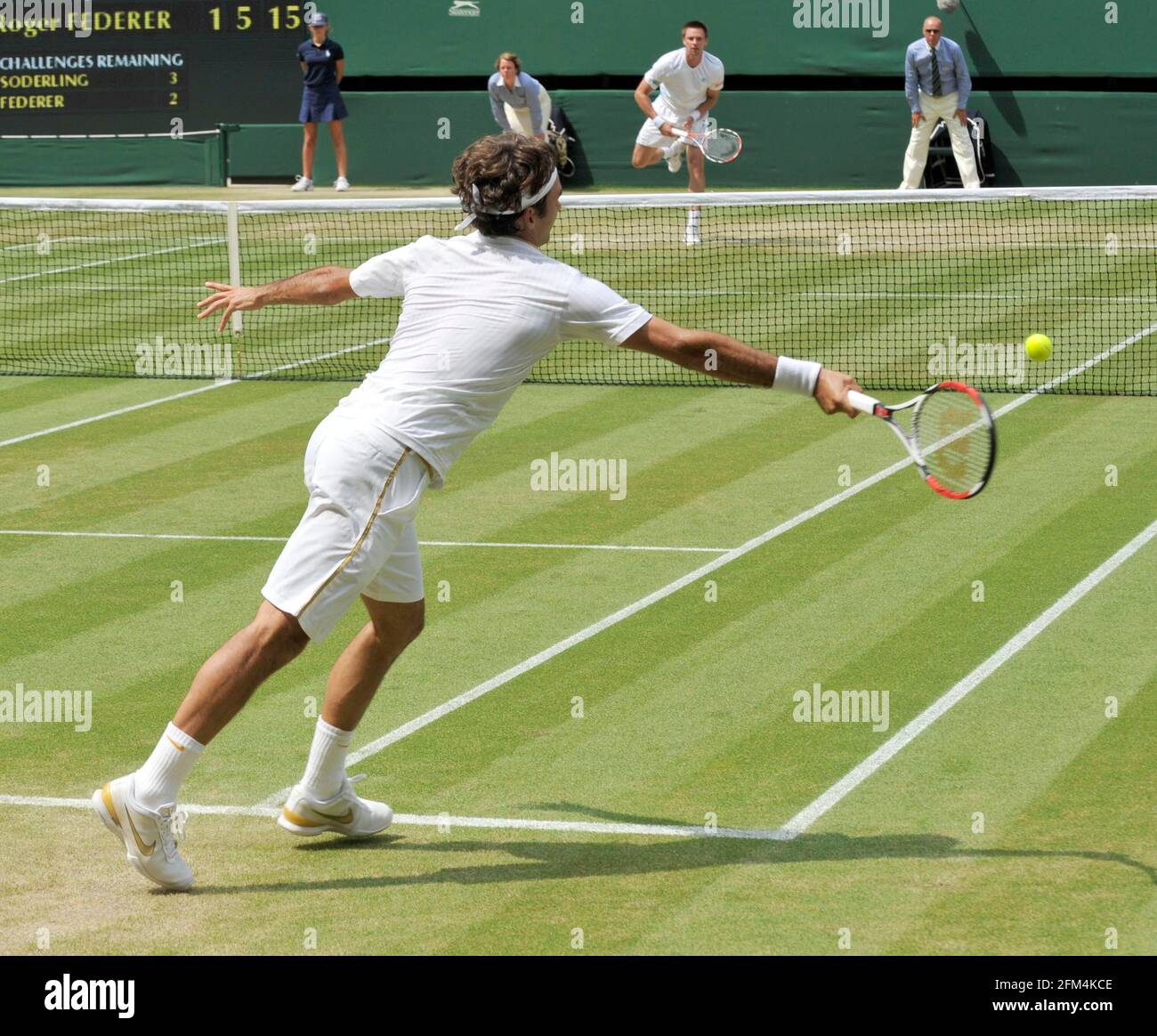 WIMBLEDON 2009 7th DAY.  29/6/09.  RODGER FEDERER   DURING  HIS MATCH WITH ROBIN SODERLING.   PICTURE DAVID ASHDOWN Stock Photo