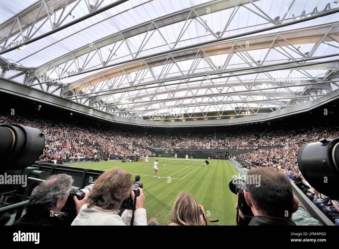 THE 1st MATCH AT WIMBLEDON UNDER THE NEW CLOSING ROOF. ANDRE AGASSI & SEEFIE GRAF V TIM HENMAM & KIM CLIJSTERS. 17/5/09. PICTURE DAVID ASHDOWN Stock Photo