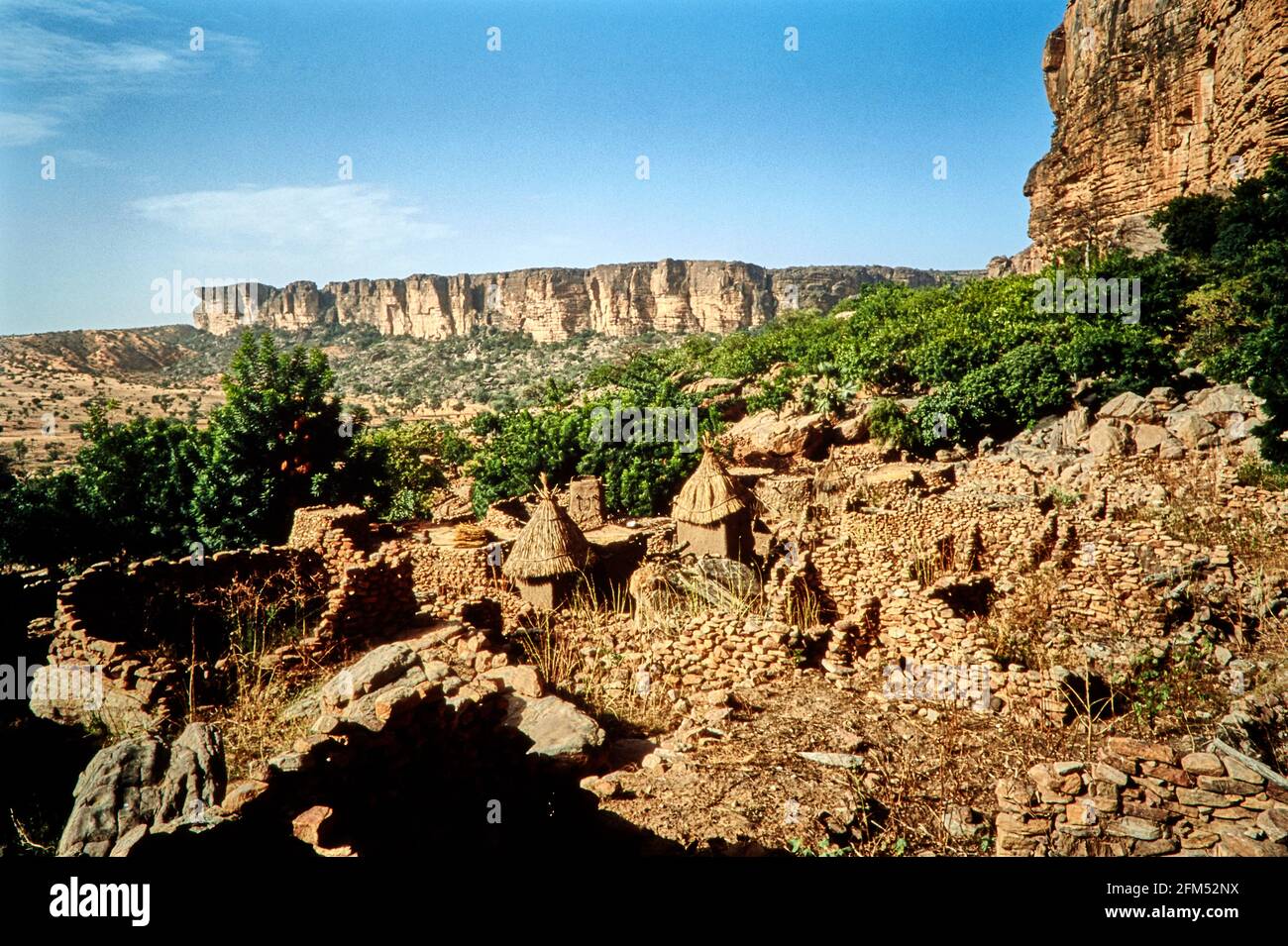 Stone ramparts and storage huts of a Dogon village at the foot of the Falaise de Bandiagara. 09.11.2003 - Christoph Keller Stock Photo