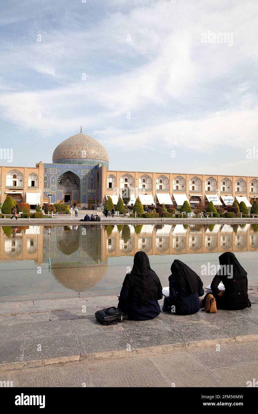 Architekturstudenten zeichnen Scheikh-Lotfollah-Moschee am Naghshe-Jahan-Platz in Isfahan, Iran Stock Photo