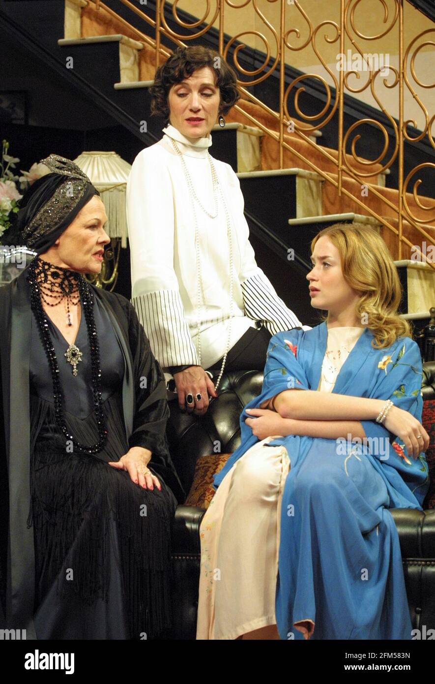 l-r: Judi Dench (Fanny Cavendish), Harriet Walter (Julie Cavendish), Emily Blunt (Gwen Cavendish) in THE ROYAL FAMILY by George S. Kaufman & Edna Ferber at the Theatre Royal Haymarket, London SW1  01/11/2001 design: Anthony Ward  lighting: Jon Buswell  director: Peter Hall Stock Photo