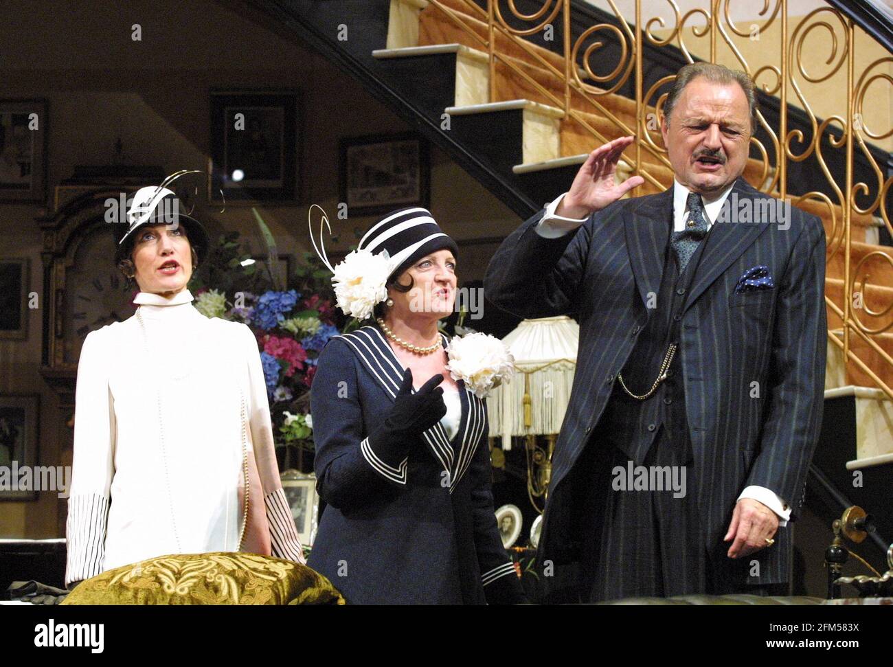l-r: Harriet Walter (Julie Cavendish), Julia McKenzie (Kitty Dean), Peter Bowles (Herbert Dean) in THE ROYAL FAMILY by George S. Kaufman & Edna Ferber at the Theatre Royal Haymarket, London SW1  01/11/2001 design: Anthony Ward  lighting: Jon Buswell  director: Peter Hall Stock Photo