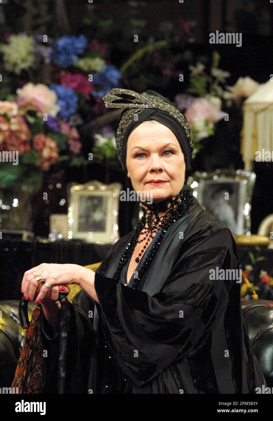 Judi Dench (Fanny Cavendish) in THE ROYAL FAMILY by George S. Kaufman & Edna Ferber at the Theatre Royal Haymarket, London SW1  01/11/2001  design: Anthony Ward  lighting: Jon Buswell  director: Peter Hall Stock Photo
