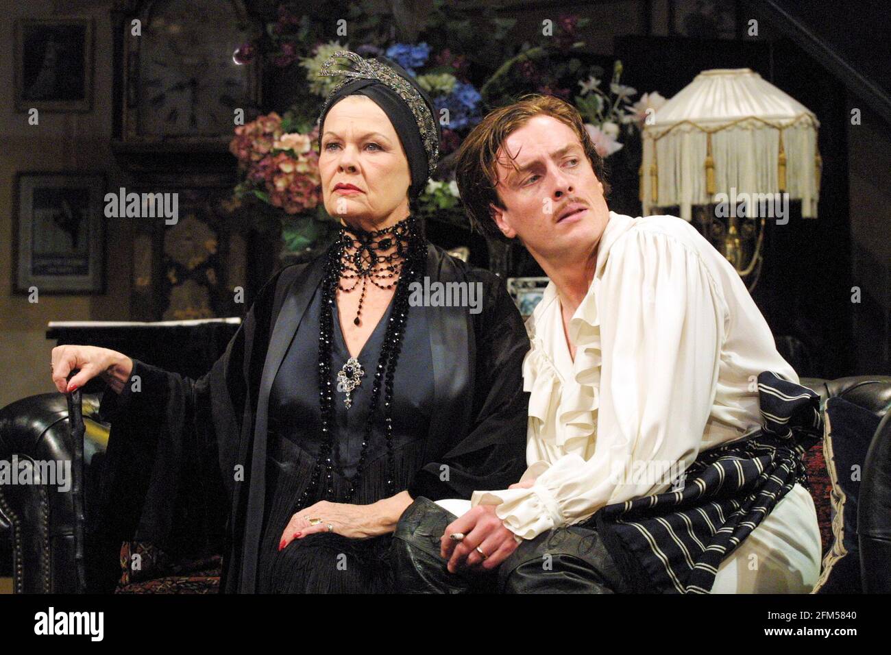 Judi Dench (Fanny Cavendish), Toby Stephens (Anthony Cavendish) in THE ROYAL FAMILY by George S. Kaufman & Edna Ferber at the Theatre Royal Haymarket, London SW1  01/11/2001  design: Anthony Ward  lighting: Jon Buswell  director: Peter Hall Stock Photo