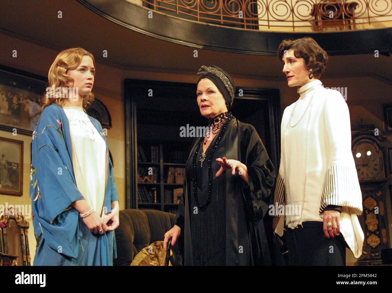 l-r: Emily Blunt (Gwen Cavendish), Judi Dench (Fanny Cavendish), Harriet Walter (Julie Cavendish) in THE ROYAL FAMILY by George S. Kaufman & Edna Ferber at the Theatre Royal Haymarket, London SW1  01/11/2001 design: Anthony Ward  lighting: Jon Buswell  director: Peter Hall Stock Photo