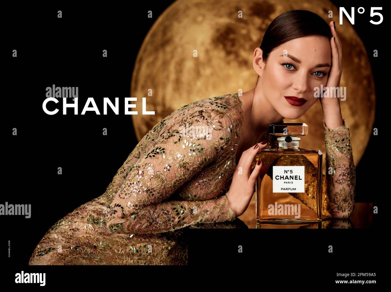 Chanel perfume advert hi-res stock photography and images - Alamy