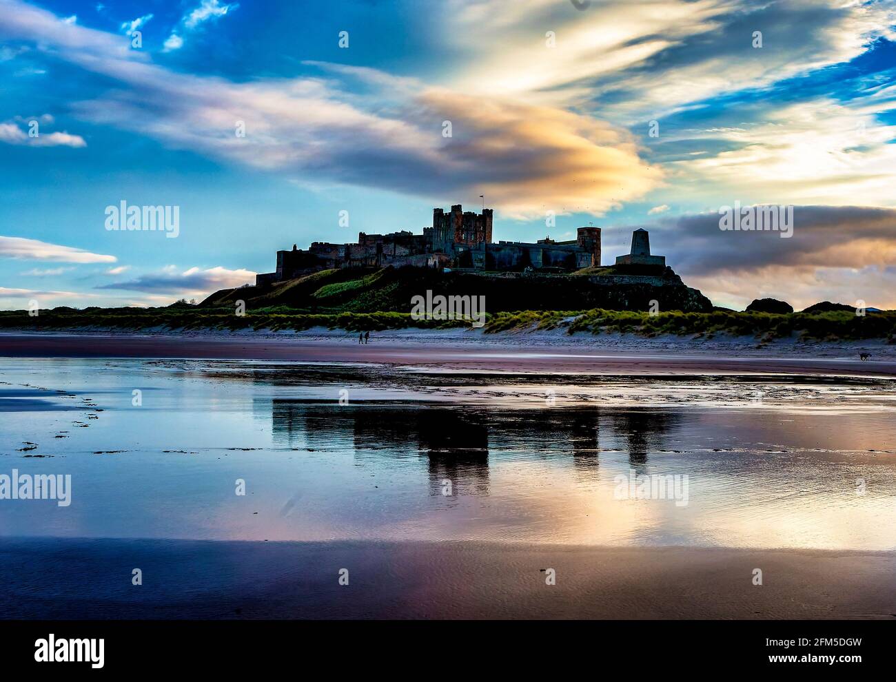 beachside-view-of-bamburgh-castle-stock-photo-alamy