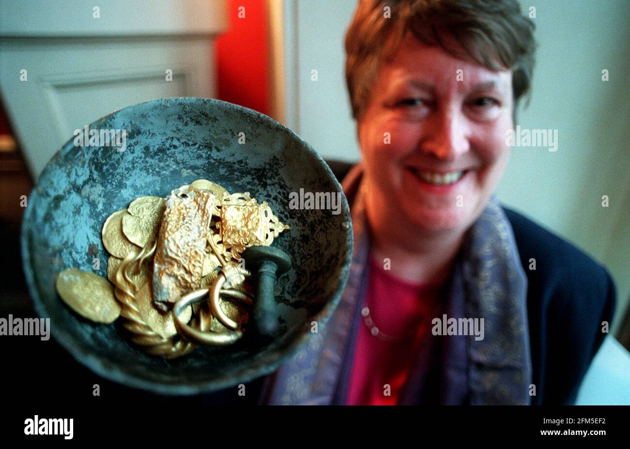 VERONICA ROBINS THE RECEIVER OF WRECK, JAN 2001 WITH COINS AND