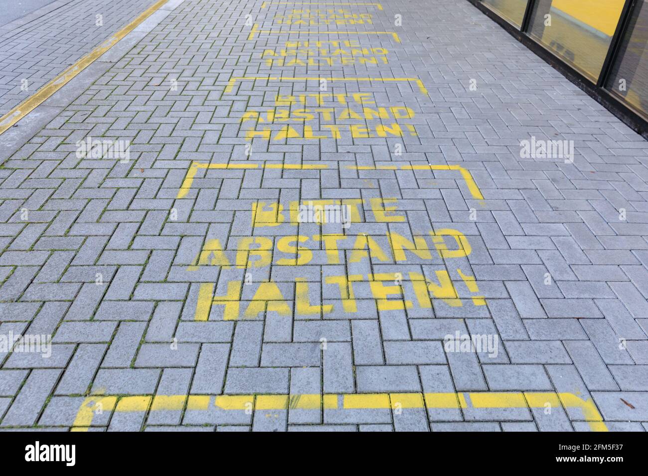 Social distancing signs on pavement, 'Bitte Abstand Halten', keep your distance, Dortmund, Germany Stock Photo