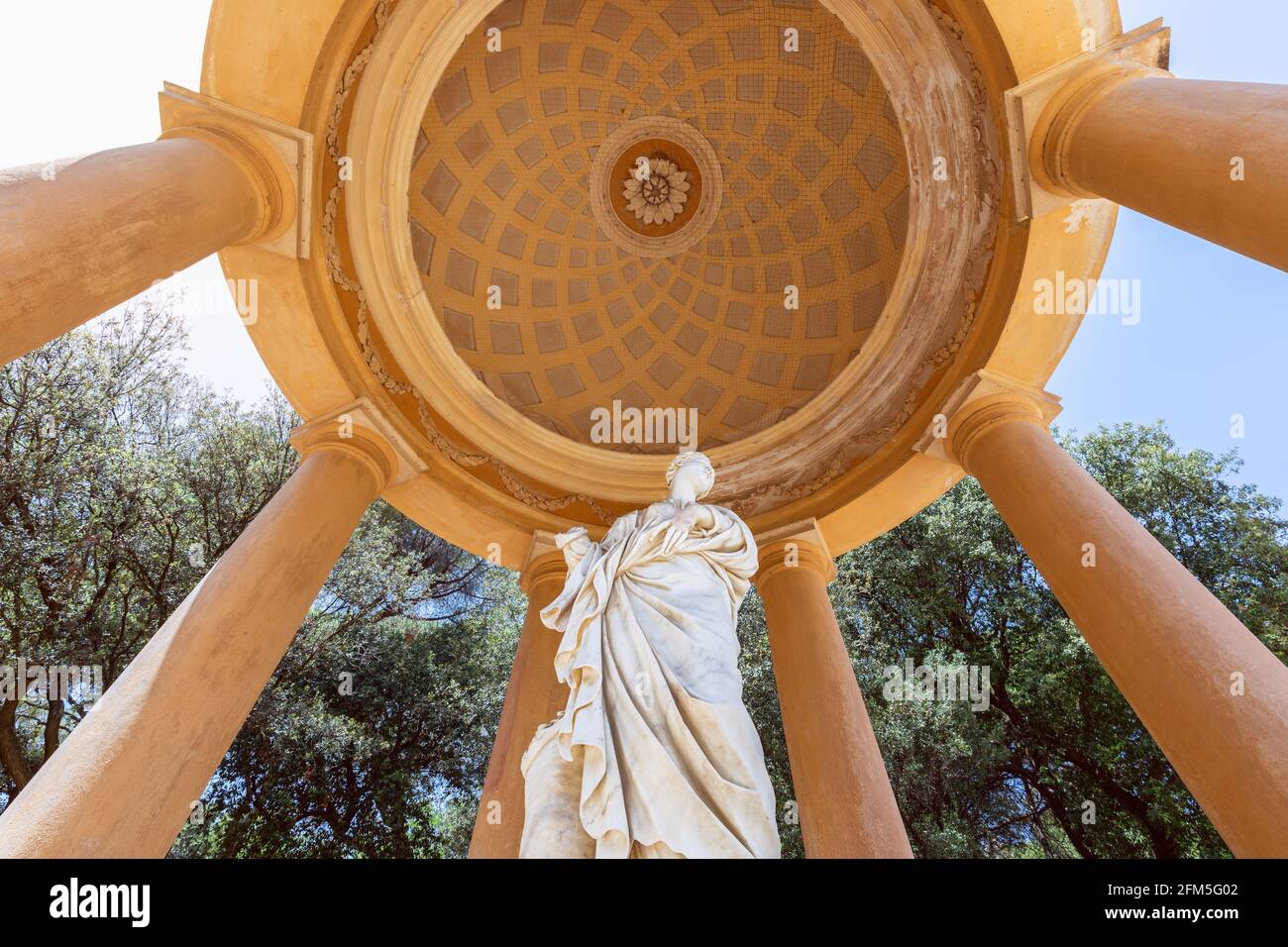 Rotunda with sculpture in Park of the Labyrinth of Horta (Parc del ...