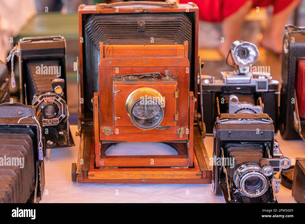Retro photo cameras in the vintage market Stock Photo - Alamy