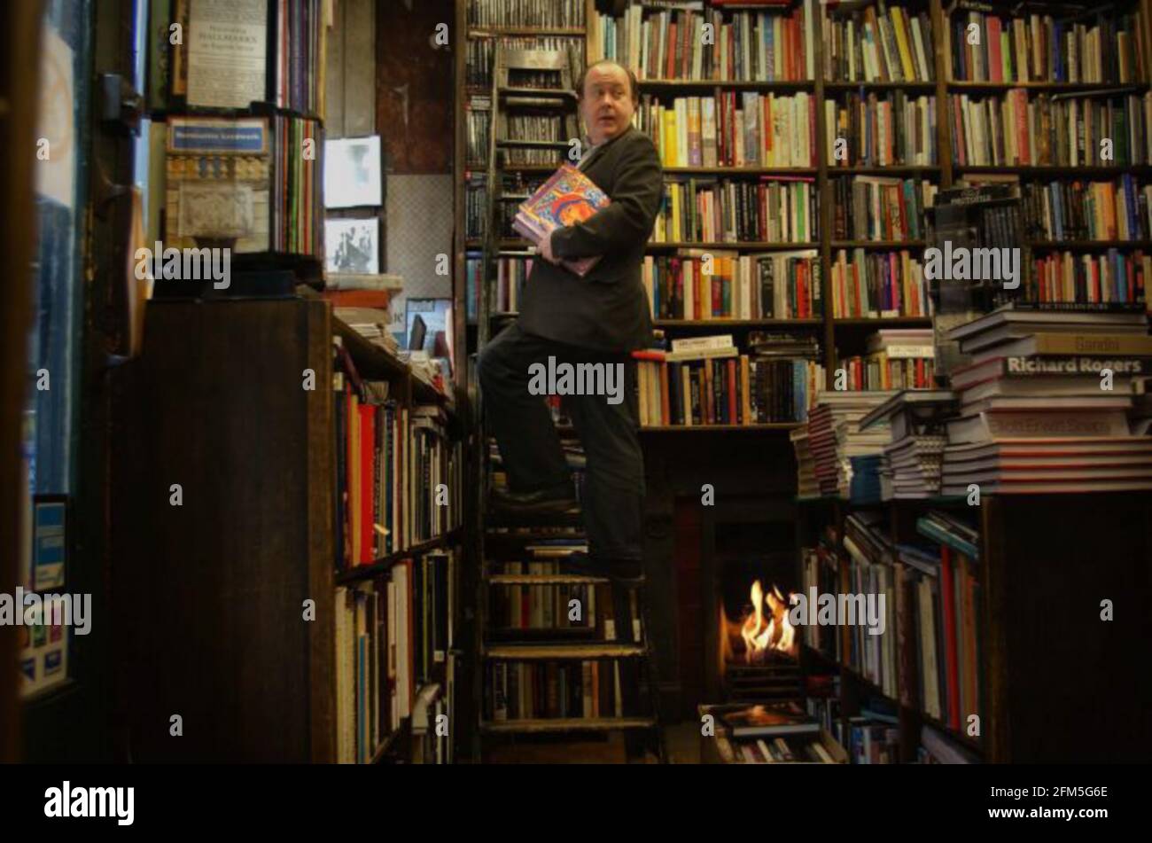 IAN SHIPLEY IN HIS BOOKSHOP ON CHARING CROSS RD. 7/12/01 PILSTON Stock Photo