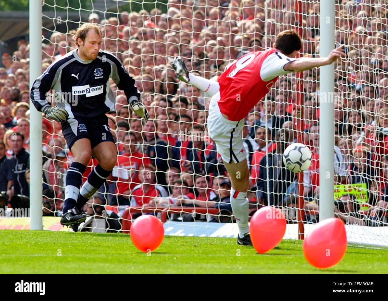 ARSENAL V EVERTON 11/5/2002 FRANCIS JEFFERS SCORES THE 4TH GOAL PICTURE