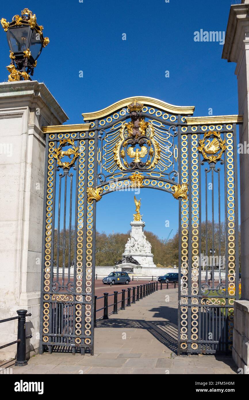 Victoria Memorial through guilded gate, Buckingham Palace, Westminster, City of Westminster, Greater London, England, United Kingdom Stock Photo