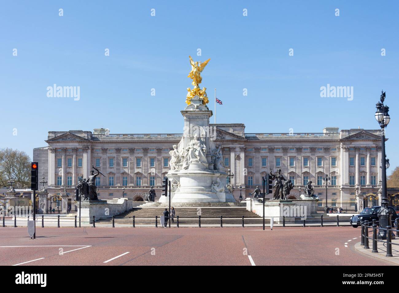 Buckingham Palace and Victoria Memorial from The Mall, Westminster, City of Westminster, Greater London, England, United Kingdom Stock Photo