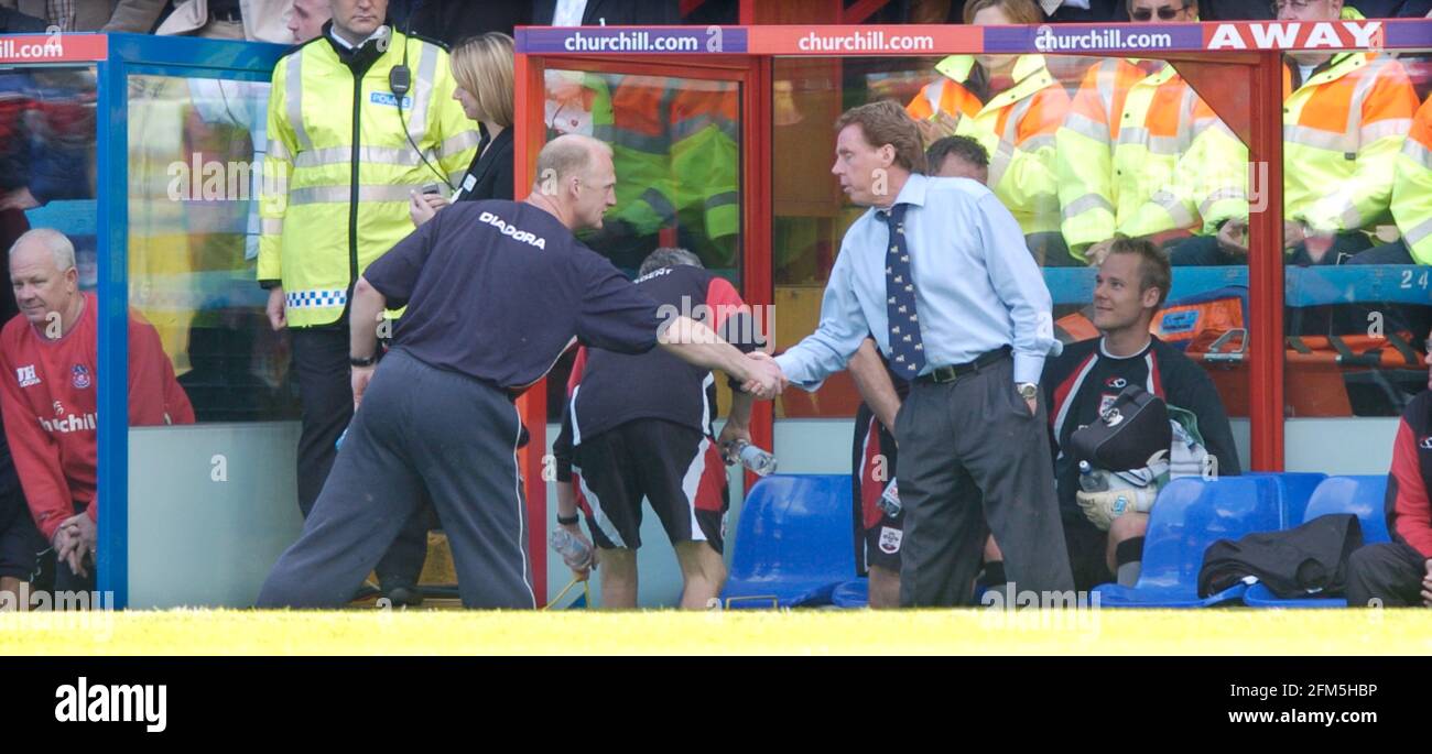 CRYSTAL PALACE V SOPUTHAMPTON ian dowie and harry redknapp before the start 7/5/2005 PICTURE DAVID ASHDOWN PREMIERSHIP FOOTBALL Stock Photo