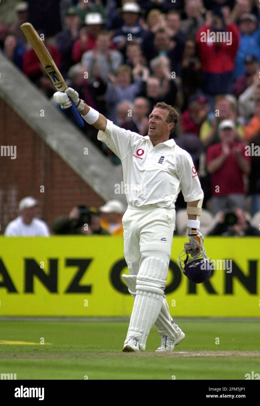Alec Stewart Cricket Player of England, Aug 2000 raises his bat as he reaches 100 runs, during the match against the West Indies, on Day 2 of the Third Cornhill Test at Old Trafford Stock Photo