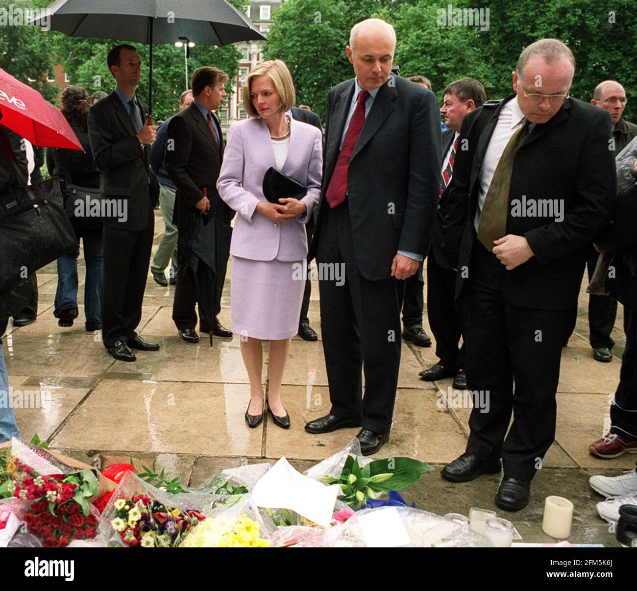 IAIN DUNCAN SMITH, AND HIS WIFE BETSY, LOOKING AT THE FLORAL TRIBUTES, FOR THE VICTIMS OF THE AMERICAN TERRORIST ATTACKS, IN GROSVENOR SQUARE OUTSIDE THE AMERICAN EMBASSY. 13 September 2001     PIC:JOHN VOOS Stock Photo