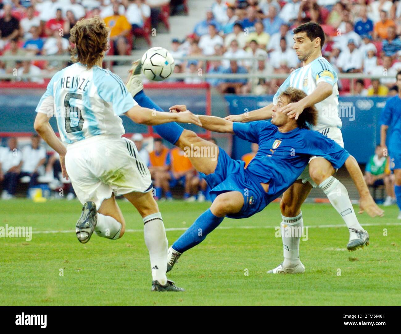 OLYMPIC GAMES IN ATHENS 2004. 24/8/2004 FOOTBALL ARG V ITALY ALBERTO GILARDINO TRYS AN OVER HEAD KICK PAST (LEFT) GABRIEL HEINZE AND ROBERTO AYALA PICTURE DAVID ASHDOWN OLYMPIC GAMES ATHENS 2004 Stock Photo