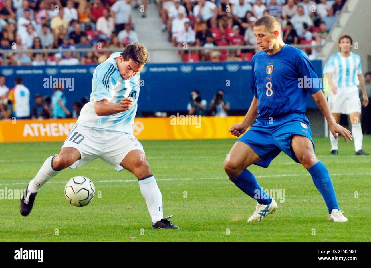 OLYMPIC GAMES IN ATHENS 2004. 24/8/2004 FOOTBALL ARG V ITALY carlos tevez and angelo palombo PICTURE DAVID ASHDOWN OLYMPIC GAMES ATHENS 2004 Stock Photo