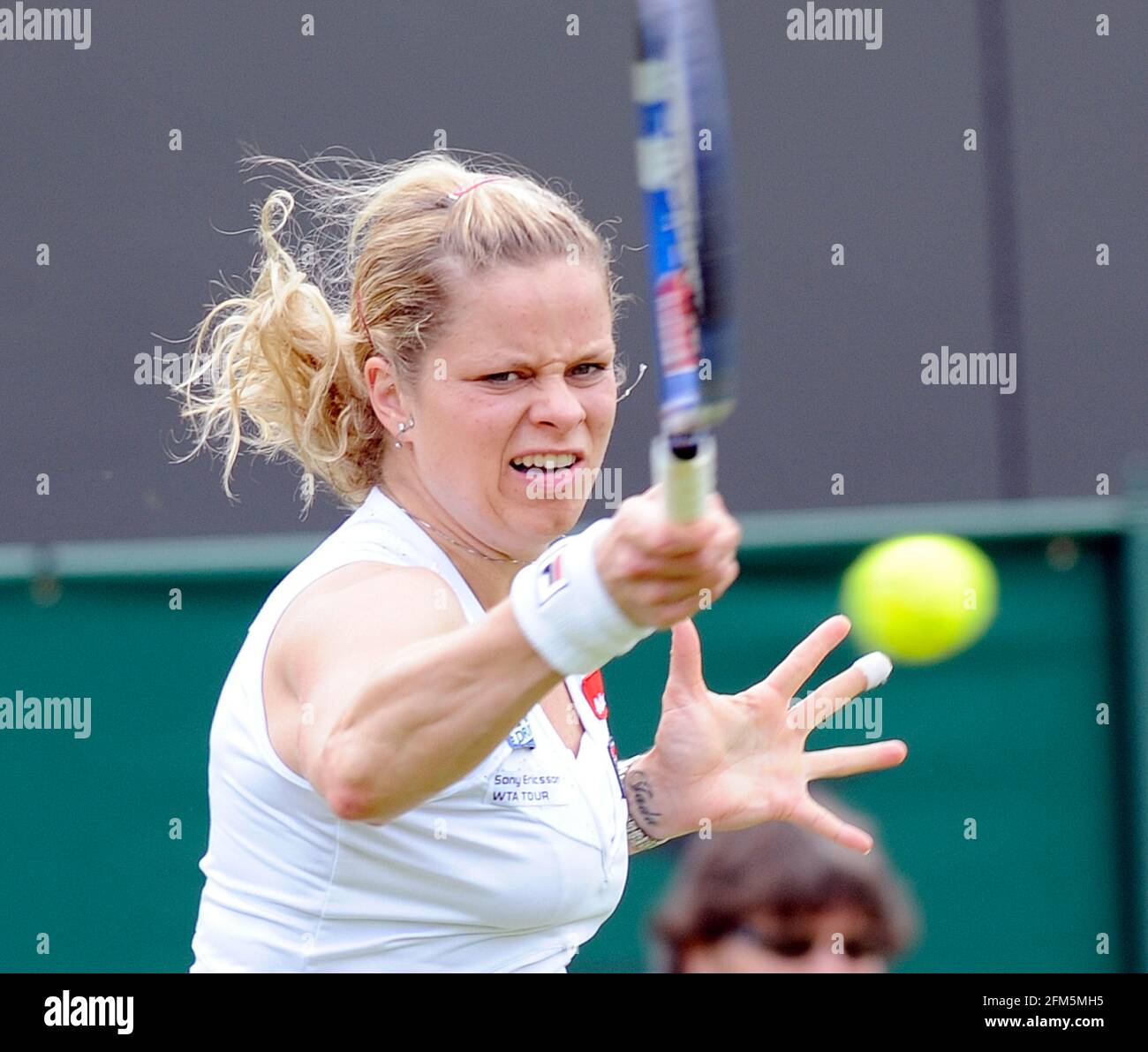 WIMBLEDON 2010. 1st DAY.  KIM CLIJSTERS DURING HER MATCH WITH ELENA CAMERIN. PICTURE DAVID ASHDOWN Stock Photo
