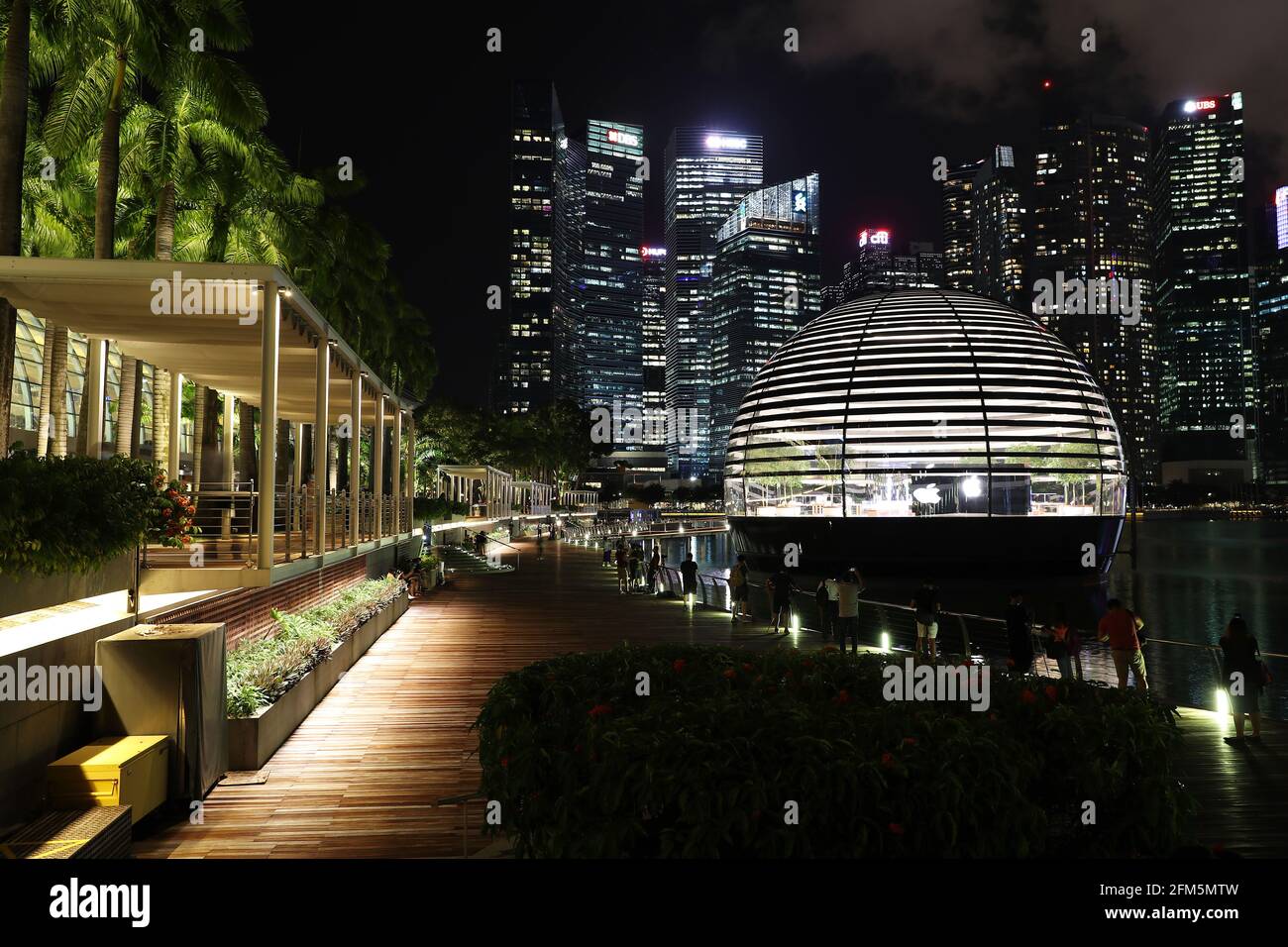 An Apple Store seen at Marina Bay Sands in Singapore. (Photo by Lionel Ng /  SOPA Images/Sipa USA Stock Photo - Alamy