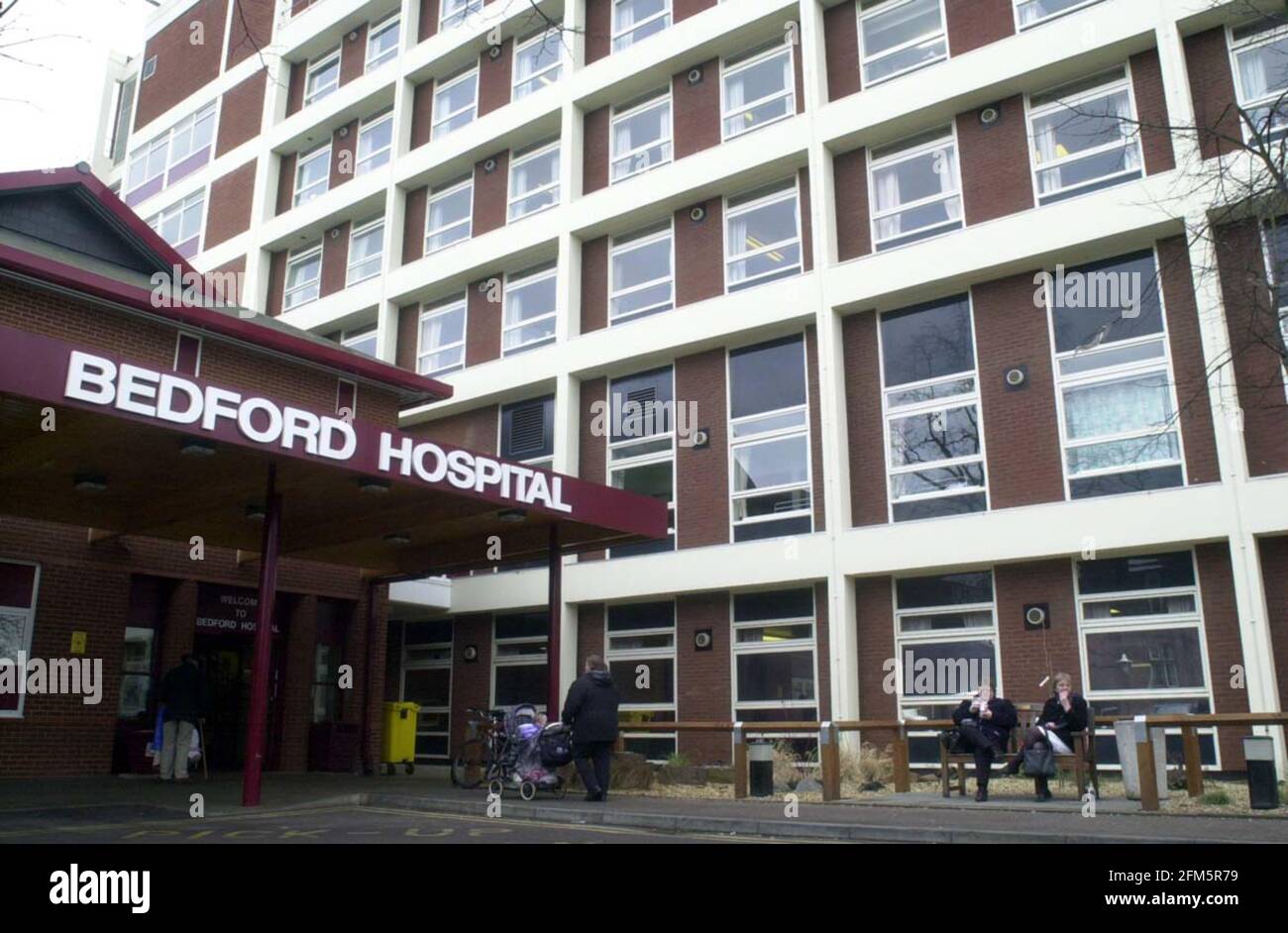 HOSPITALS BEDFORD HOSPITAL FEB 2001 THE HOSPITAL FRONT ENTRANCE Stock