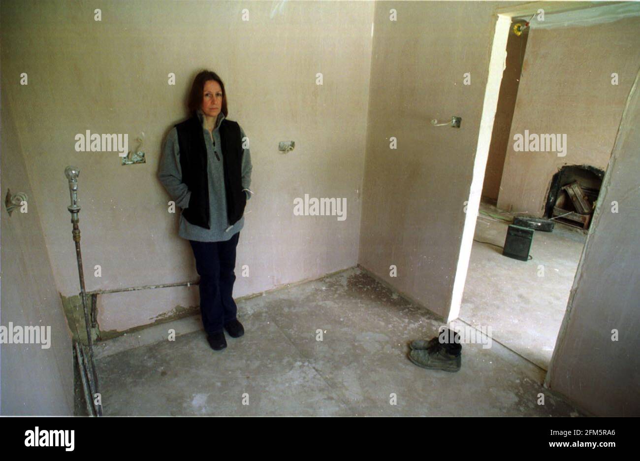 Tina Madison Visiting Her House In The Kitchen In Orchard Road Lewes Which Is Being Redecorated Following The Floods 7 5 01 Pic J0hn Voos Stock Photo Alamy
