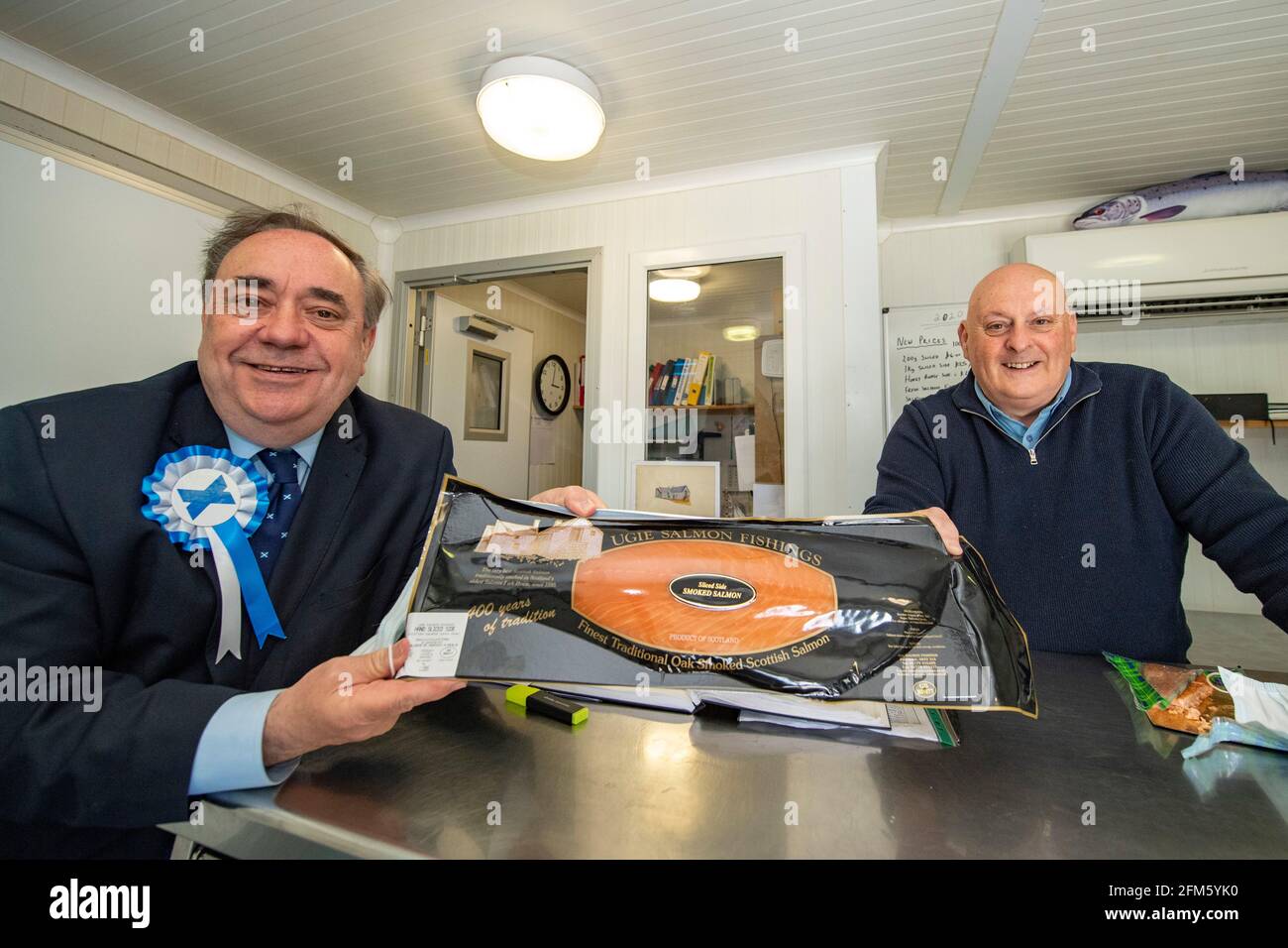 Boddam, Scotland, UK. 6th May, 2021. PICTURED: (left) Alex Salmond, Leader of the Alba Party seen talking with Joseph (right) who owns Peterhead's local business, Ugie Salmon, which is Scotland's Oldest Fish House established in 1585. Joseph is giving Alex a tasting session showing off his fresh and tasty Salmon produce. Pic Credit: Colin Fisher/Alamy Live News Stock Photo
