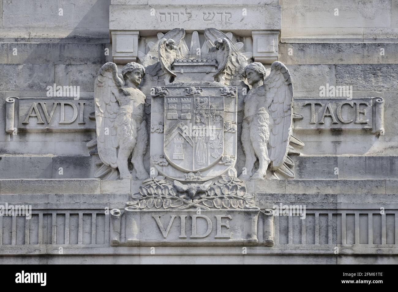London, England, UK. Freemasons Hall, Great Queen Street. Coat of arms of the United Grand Lodge of England above the entrance. Latin motto 'Audi, vid Stock Photo