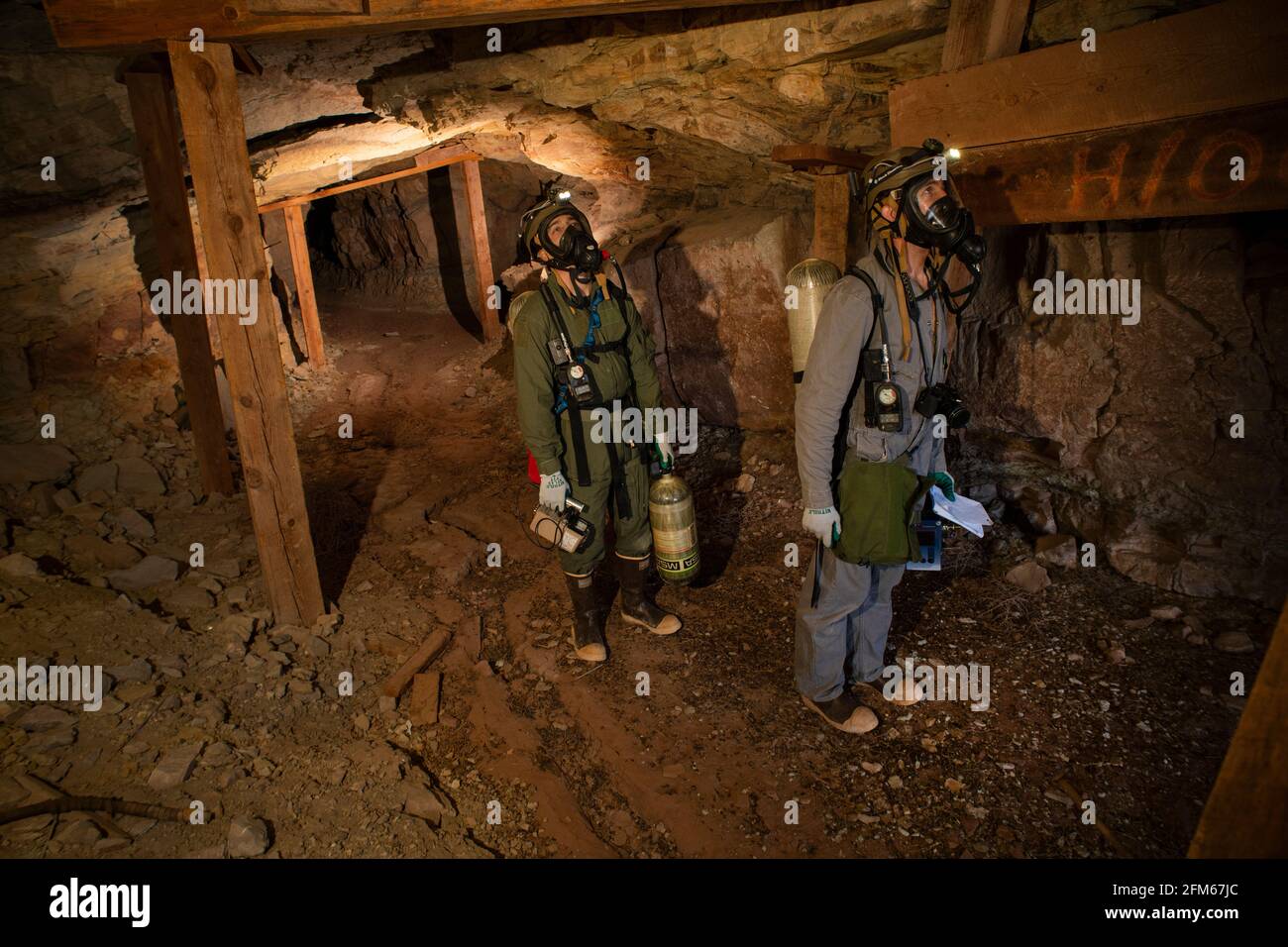 USA: Dillon Metcalf and Ethan Sandoval using SCBA gear to enter the Buckshot  uranium mine adit complex. THESE FEARLESS explorers have braved a uraniu Stock Photo