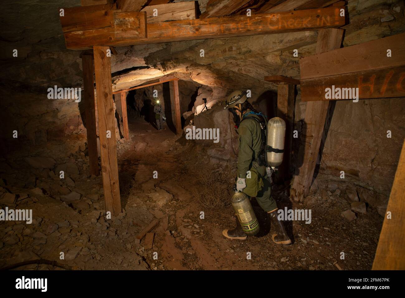 USA: Dillon Metcalf and Ethan Sandoval using SCBA gear to enter the Buckshot  uranium mine adit complex. THESE FEARLESS explorers have braved a uraniu Stock Photo