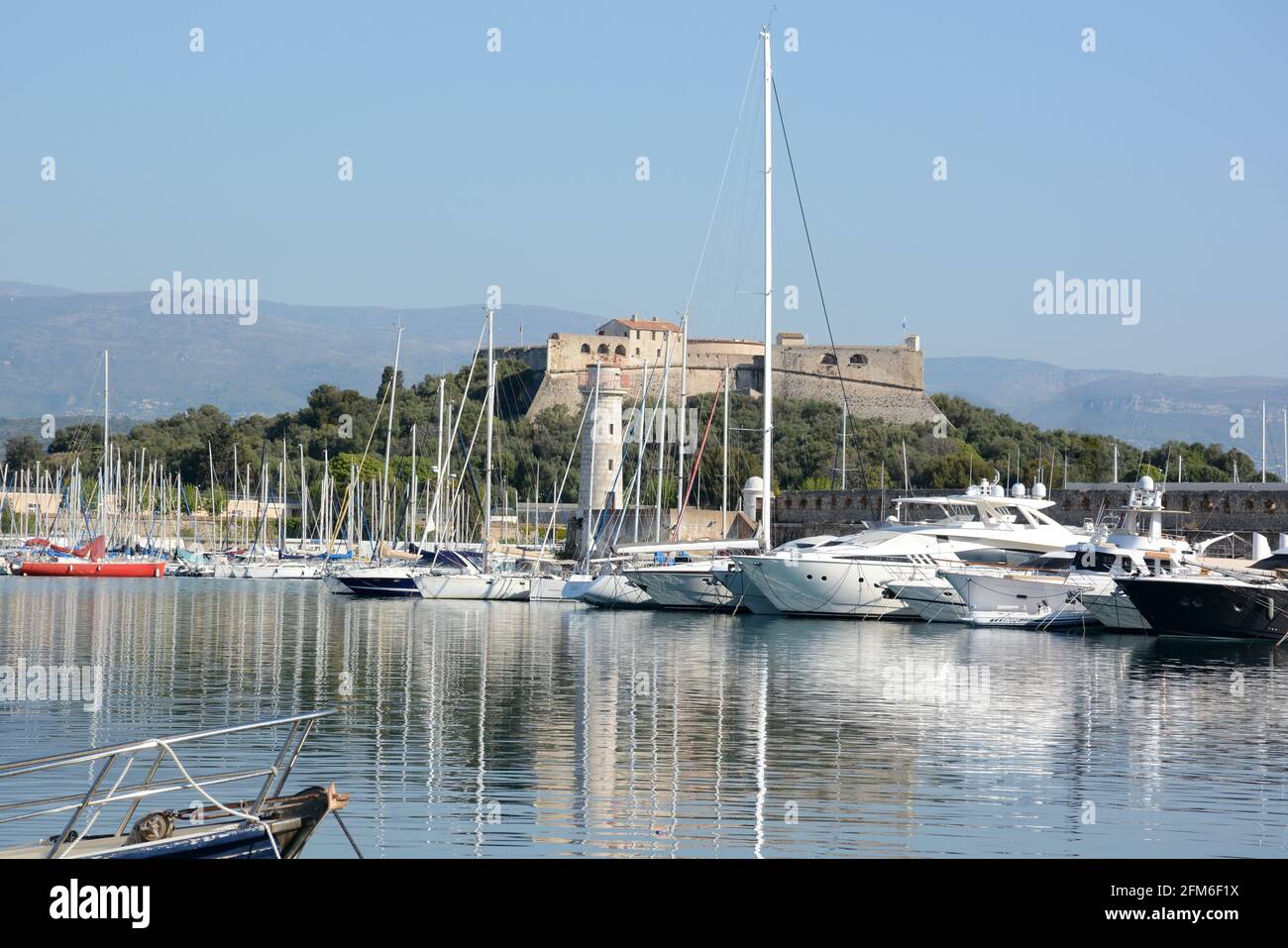 France, french riviera, Antibes, the Vauban port is overlooking by the Fort Carré, this marina has 1642 places, of which 19 for the largest units. Stock Photo