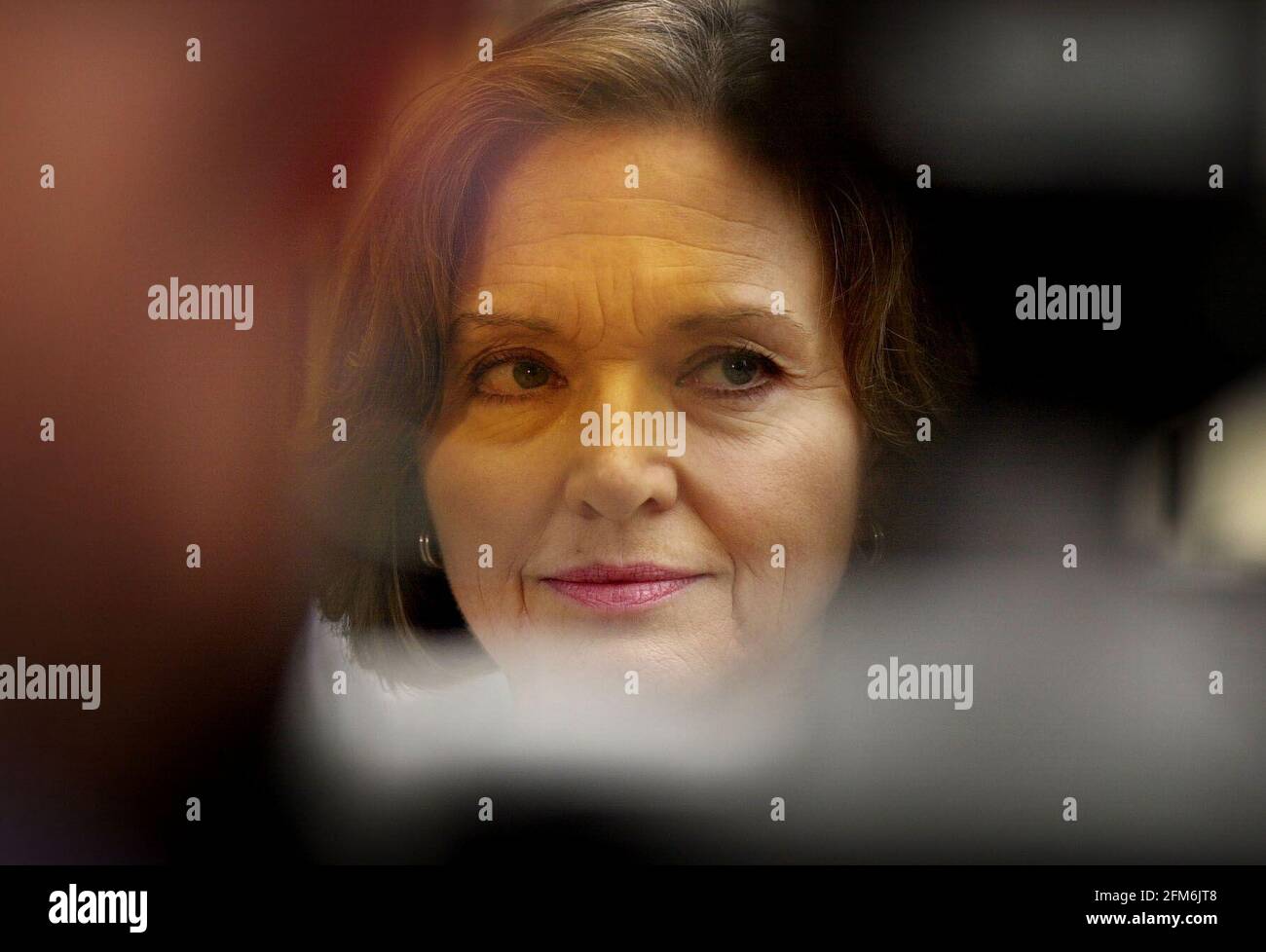 ANNA FORD SPEAKING OUTSIDE THE HIGH COURT THIS MORNING AFTER HER CASE OF PRIVACY WAS THROWN OUT.31 July 2001 Stock Photo