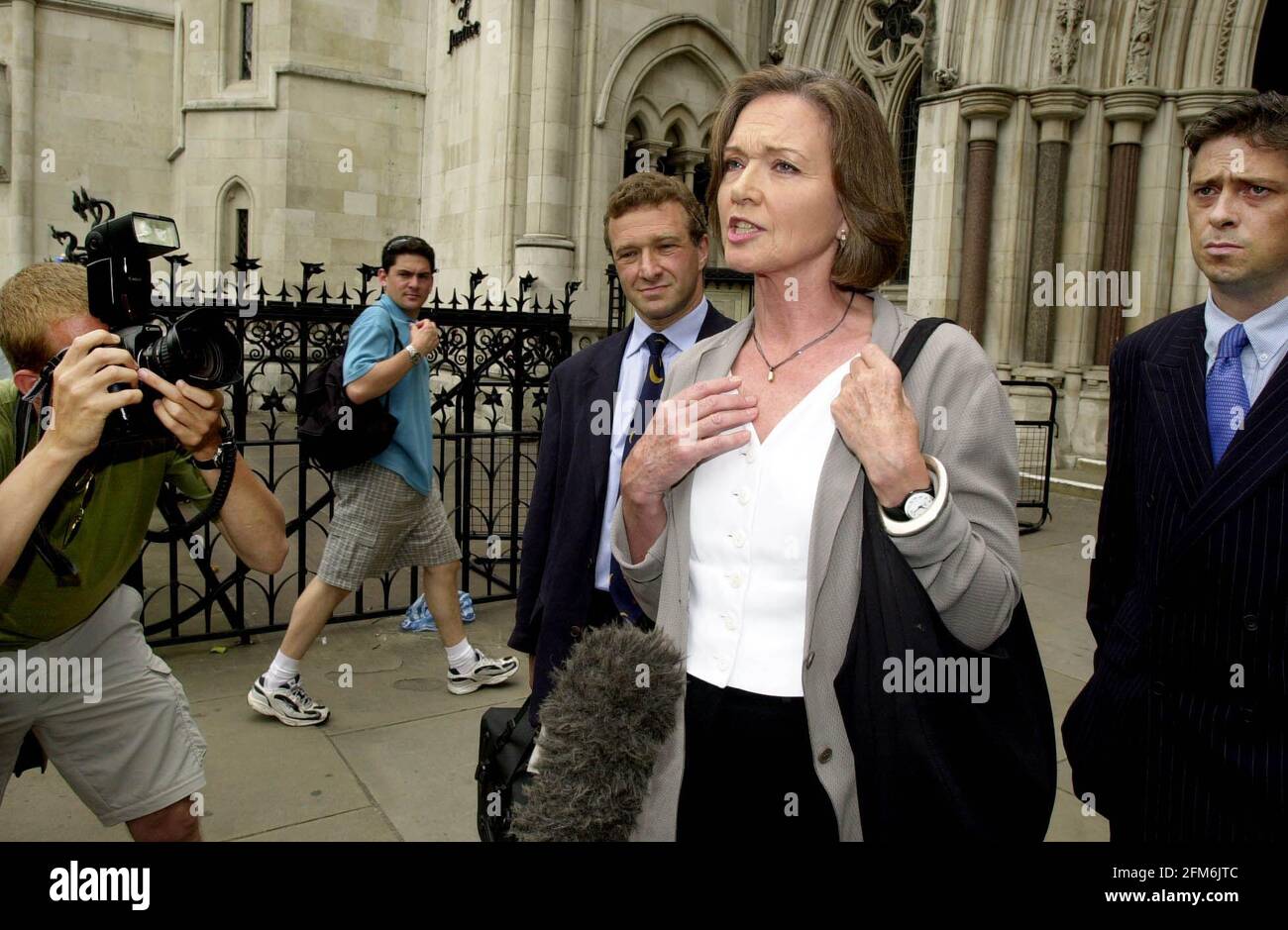 ANNA FORD SPEAKING OUTSIDE THE HIGH COURT THIS MORNING AFTER HER CASE OF PRIVACY WAS THROWN OUT.31 July 2001 Stock Photo