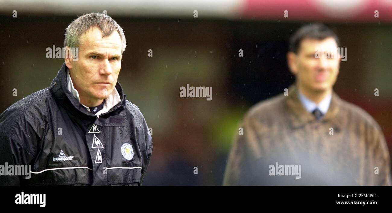 THE OPPOSING MANAGERS IN THE FA CUP TIE PETER TAYLOR OF LEICESTER CITY AND LAWRIE SANCHEZ OF WYCOMBE WANDERERS ON THE PITCH Stock Photo