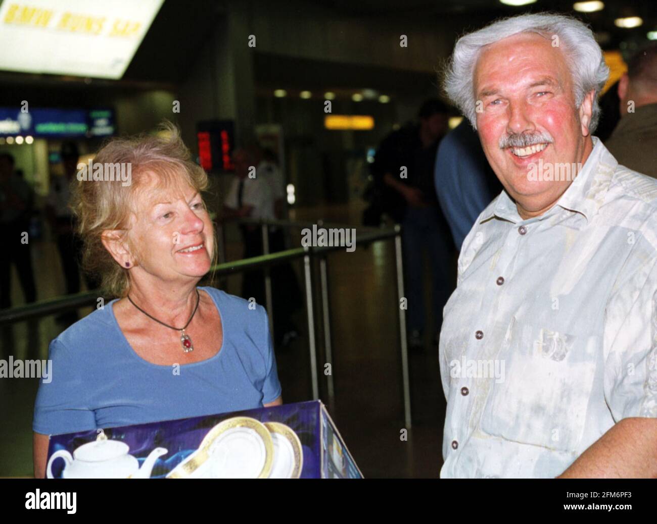 Sri Lanka Columbo Airport Tamil Tiger Attack  July 2001 Edward and Shiela Nicholls two of the Britons caught up in the Tamil Tiger attack on Columbo Airport seen here returning to Heathrow Airport Stock Photo