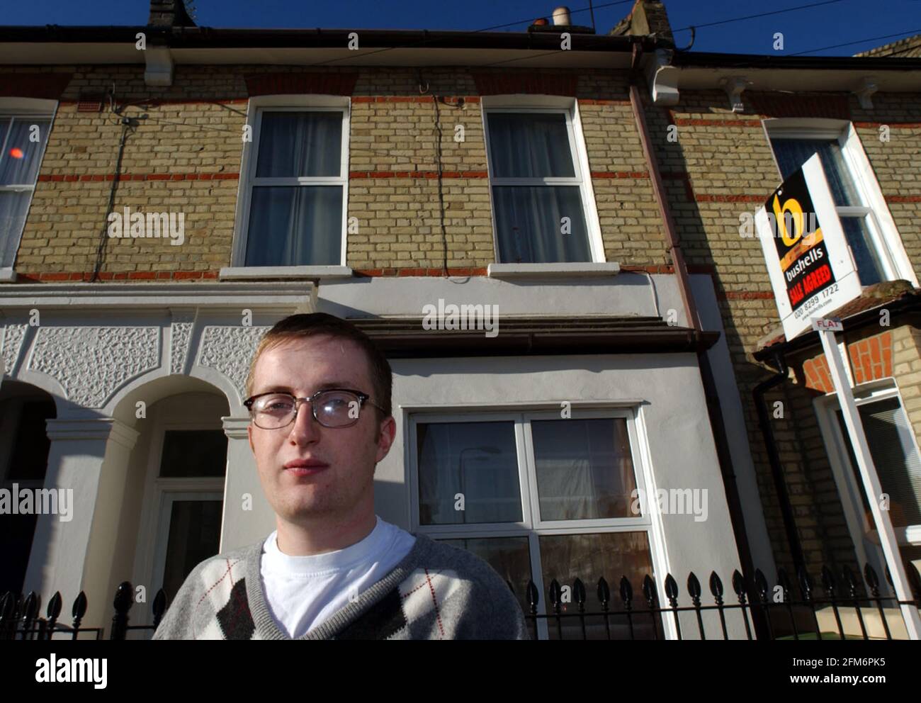 FIRST TIME BUYER NEIL DAUGHERTY OUTSIDE THE 1ST FLOOR FLAT HE HAS JUST BOUGHT. 1 November 2001     PIC:JOHN VOOS Stock Photo