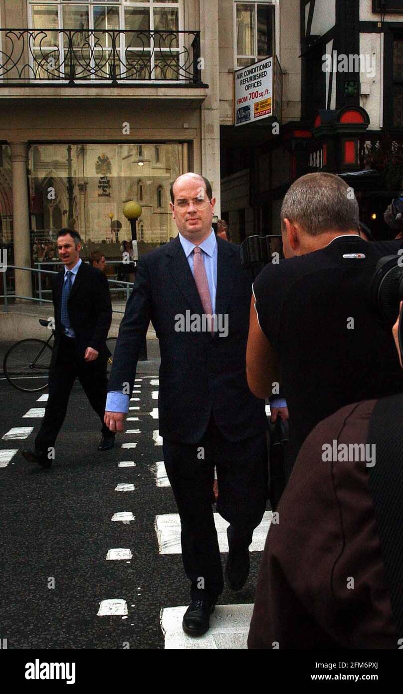 ANDREW GILLIGAN ARRIVES AT THE HIGH CT TO GIVE EVIDENCE TO  THE HUTTON INQUIRY.12/8/03 PILSTON Stock Photo