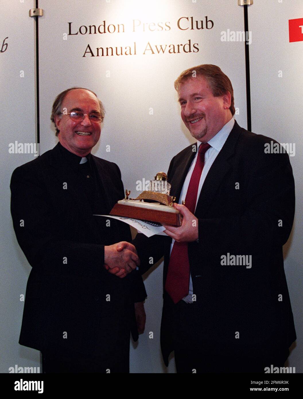 Simon Kelner, Editor of the Independent March 2000 receives The Edgar Wallace award from John Oates Stock Photo