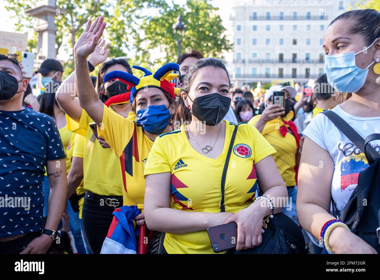 Madrid, Spain, 6th may 2021. Protesters attend a demonstration in support of Colombian citizens fighting violent repression of anti-government protests. Protests in Colombia continue after government withdraws tax reform, leading to deadly clashes and disorders. Credit: Roberto Arosio/Alamy Live News Stock Photo