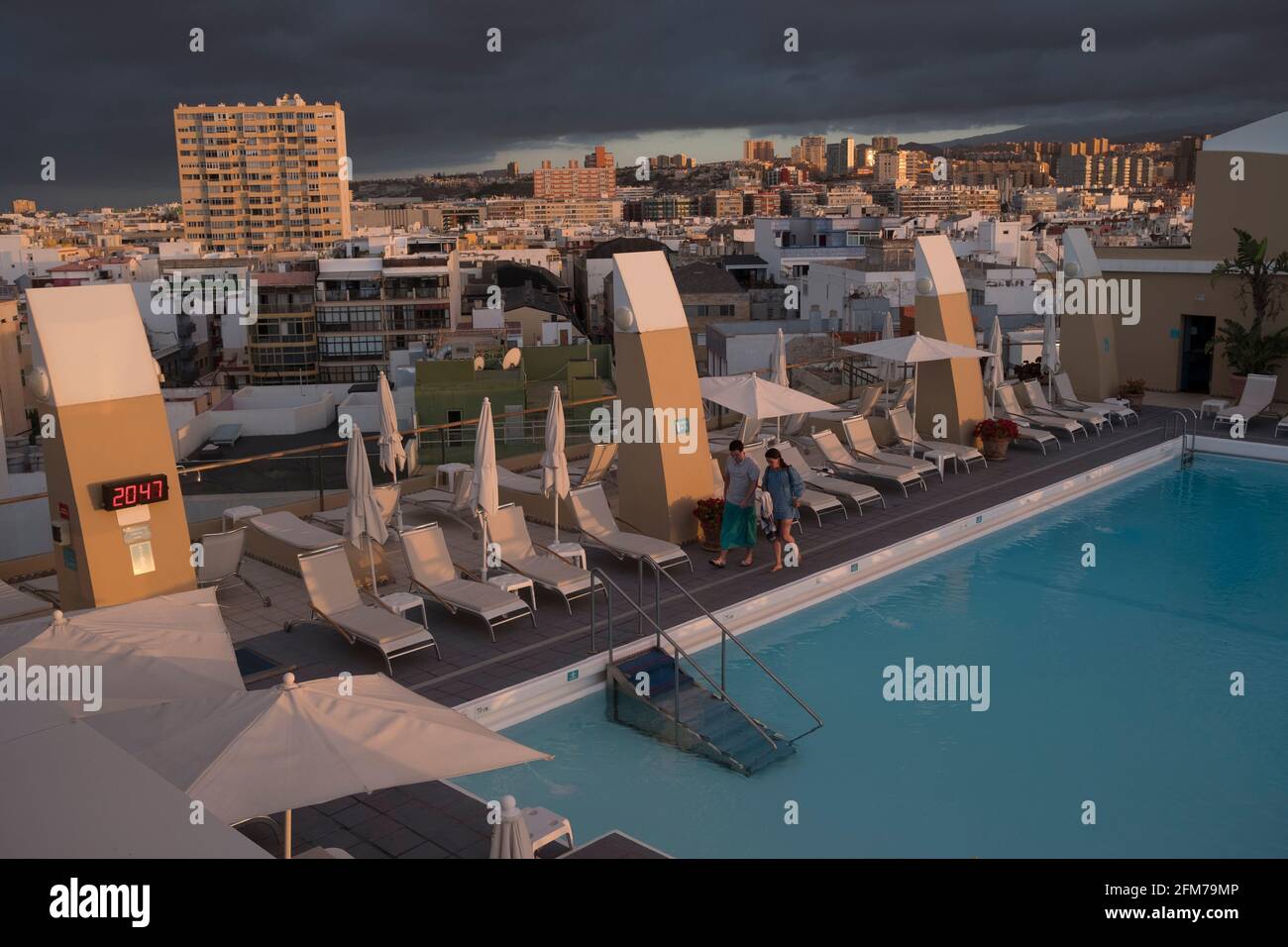 Gran Canaria, eine spanische Kanarische Insel vor der Nordwestküste von Afrika. Blick vom Hotel Reina Isabel auf Pool und Skyline von Las Palmas. Stock Photo