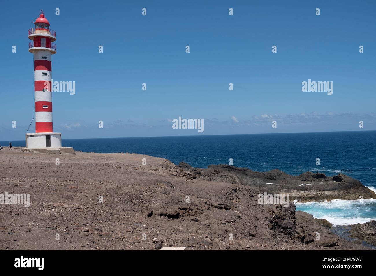 Gran Canaria, eine spanische Kanarische Insel vor der Nordwestküste von Afrika. Der Leuchtturm von Sardina del Norte an der Nordwest-Spitze. Stock Photo