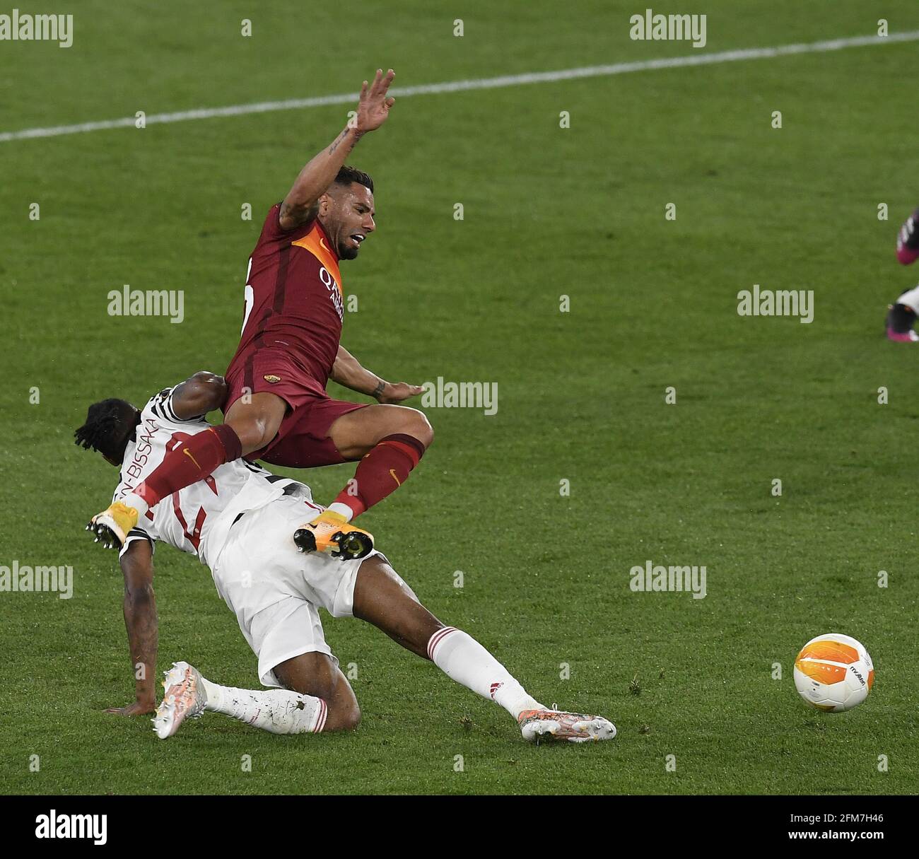 Rome Italy 6th May 21 Manchester United S ron Wan Bissaka Vies With Roma S Bruno Perez During The Uefa Europa League Semifinal Second Leg Football Match Between Roma And Manchester United In Rome Italy