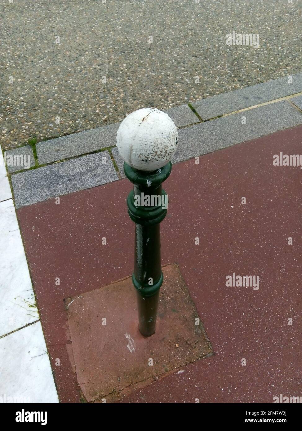 Un poteau de rue avec une boule blanche Stock Photo