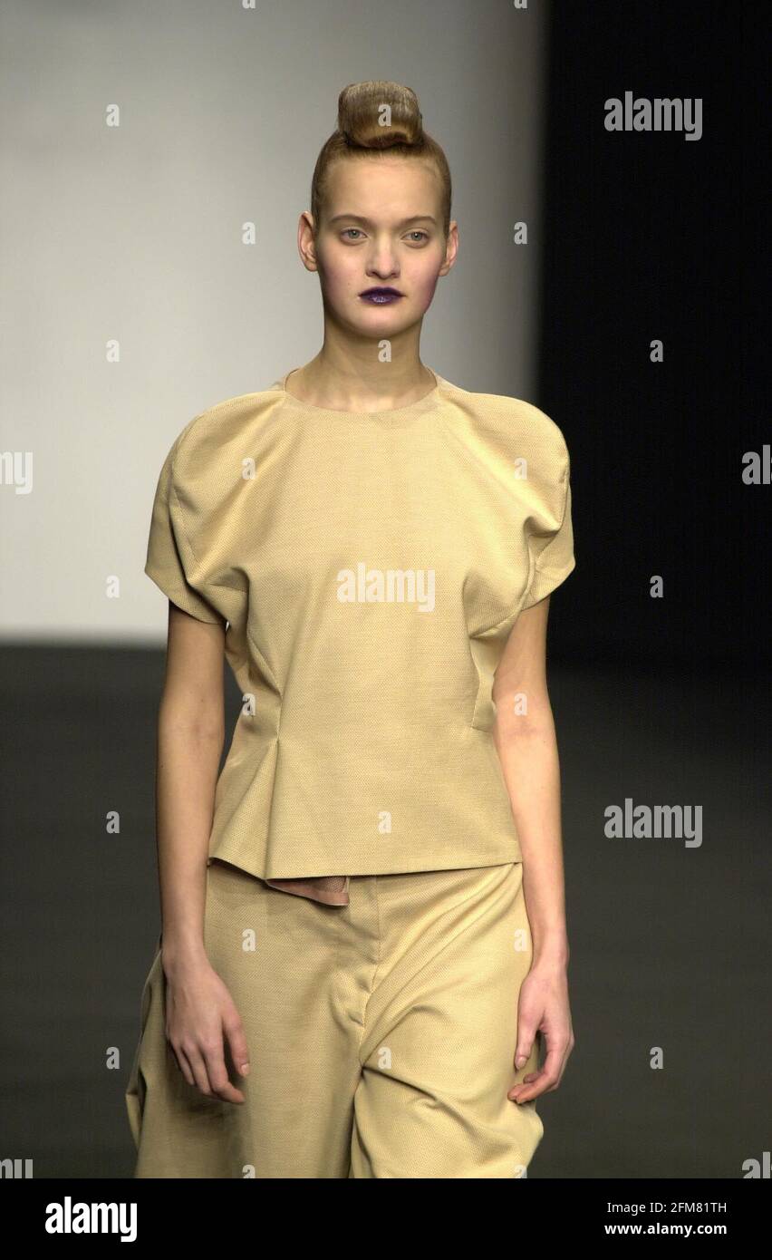 CLOTHES DESIGNER SHELLEY FOX COLLECTION FEBRUARY 2001 Stock Photo Alamy
