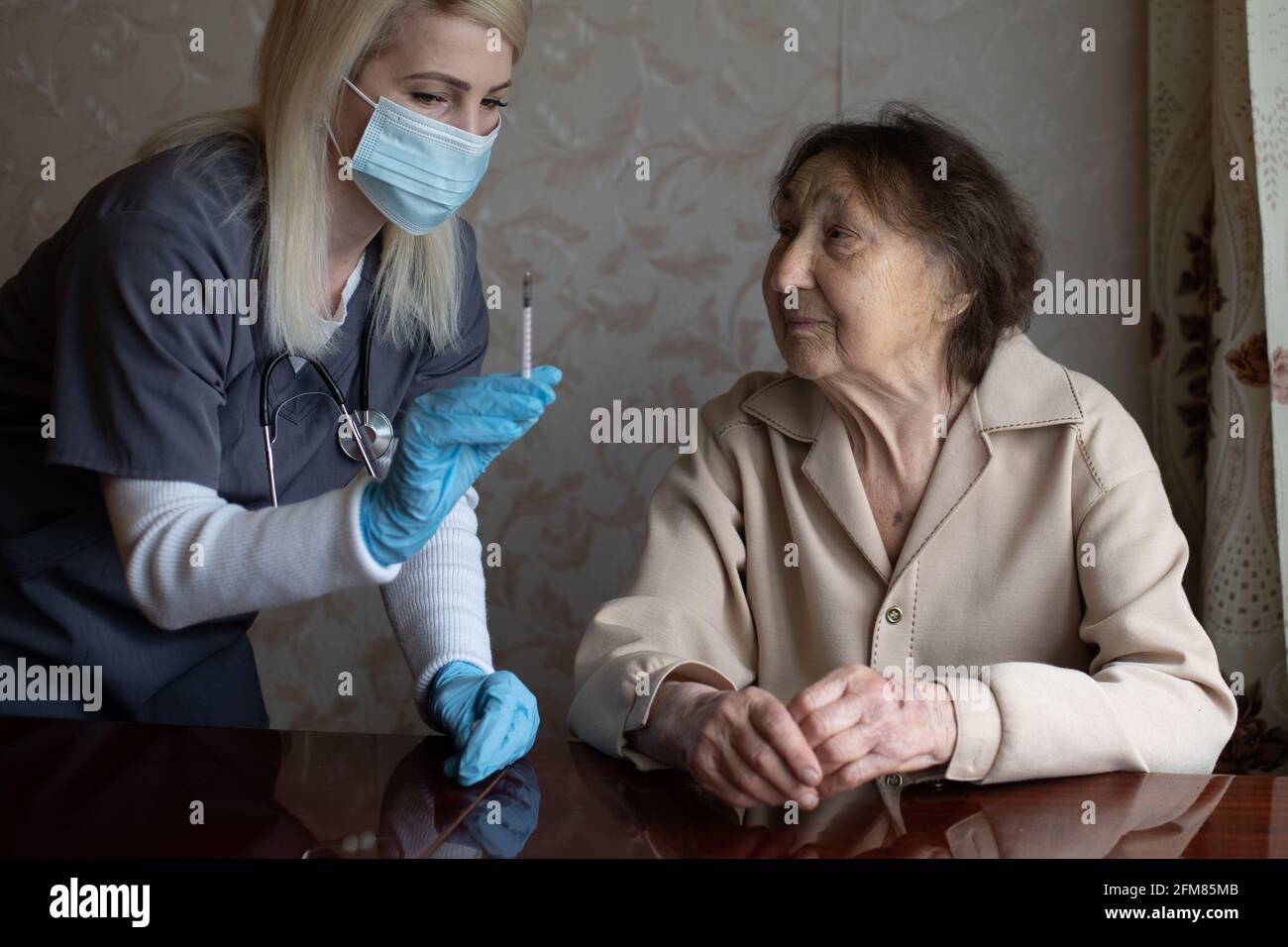 Making Random Injection Lady doctor making injection hi-res stock photography and images - Alamy