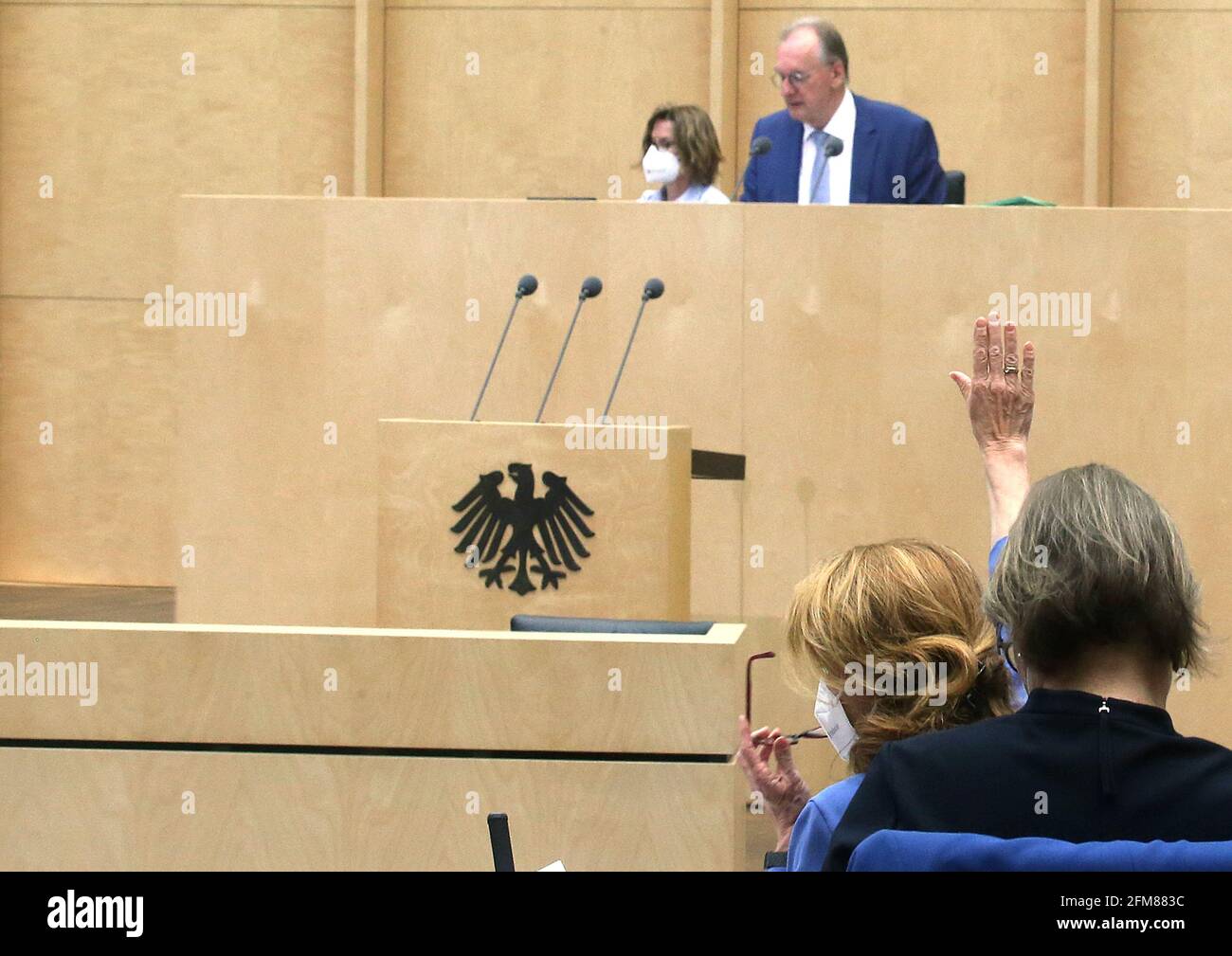 Berlin, Germany. 07th May, 2021. The representatives of the federal states take part in a vote in the Bundesrat. Children and young people in Germany who grow up under difficult conditions are to receive more support. On Friday the Bundesrat approved a corresponding reform of child and youth welfare. Credit: Wolfgang Kumm/dpa/Alamy Live News Stock Photo